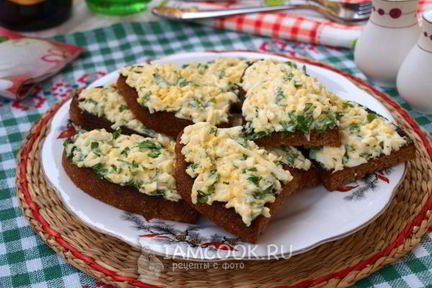 Гренки из черного хлеба с яйцом и зеленью