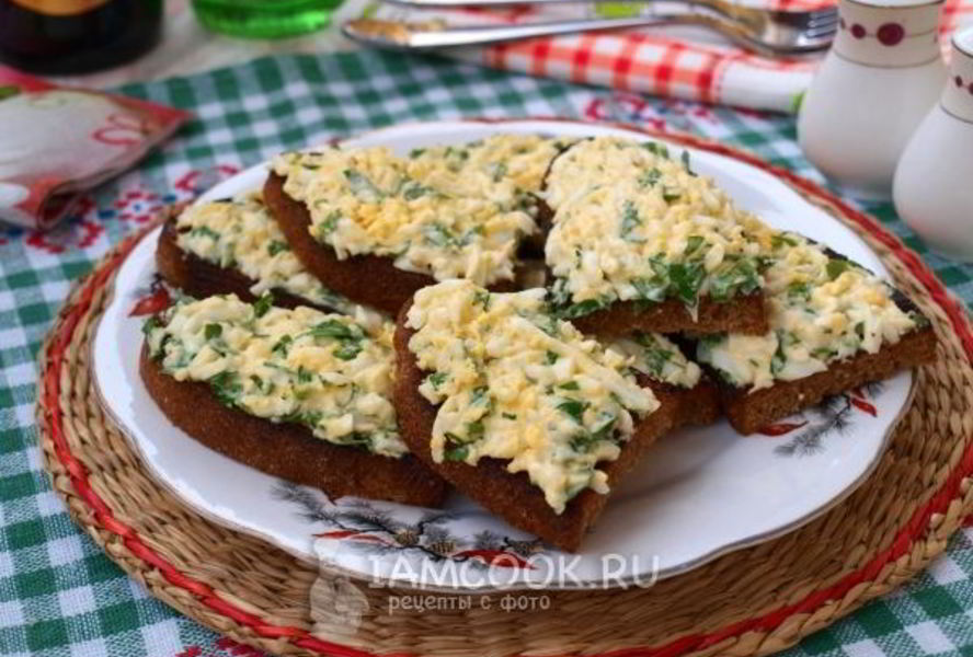 Гренки из черного хлеба с яйцом и зеленью