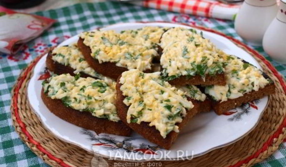 Рецепт гренков из черного хлеба с яйцом и зеленью