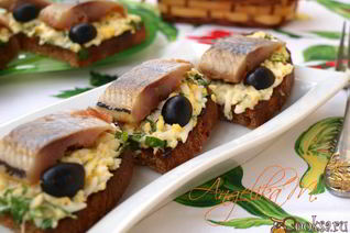 Гренки из ржаного хлеба с сельдью