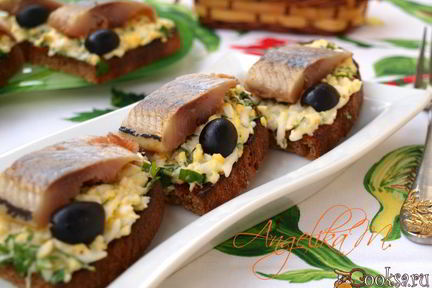 Гренки из ржаного хлеба с сельдью