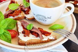 Гренки с анчоусами, вялеными томатами и сливочным сыром