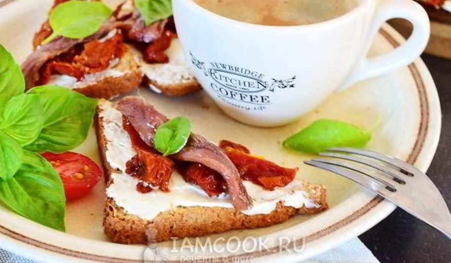 Рецепт гренков с анчоусами, вялеными томатами и сливочным сыром