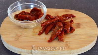 гренки с анчоусами, вялеными томатами и сливочным сыром