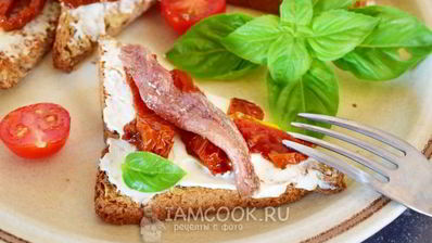 гренки с анчоусами, вялеными томатами и сливочным сыром