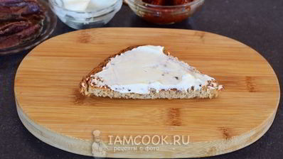 гренки с анчоусами, вялеными томатами и сливочным сыром