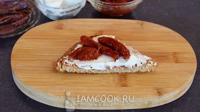 гренки с анчоусами, вялеными томатами и сливочным сыром
