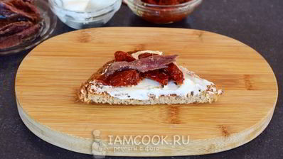 гренки с анчоусами, вялеными томатами и сливочным сыром