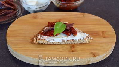 гренки с анчоусами, вялеными томатами и сливочным сыром