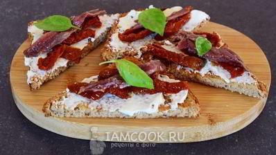 гренки с анчоусами, вялеными томатами и сливочным сыром