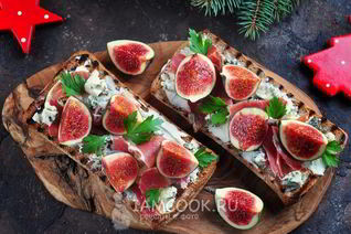 Гренки с хамоном, инжиром и двумя видами сыра