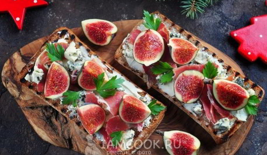 Рецепт гренков с хамоном, инжиром и двумя видами сыра