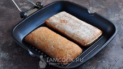 гренки с хамоном, инжиром и двумя видами сыра