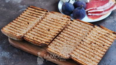 гренки с хамоном, инжиром и двумя видами сыра
