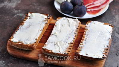 гренки с хамоном, инжиром и двумя видами сыра