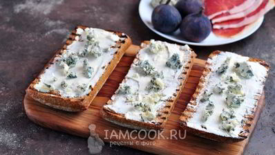 гренки с хамоном, инжиром и двумя видами сыра