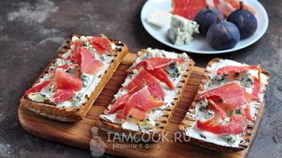 гренки с хамоном, инжиром и двумя видами сыра