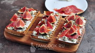 гренки с хамоном, инжиром и двумя видами сыра