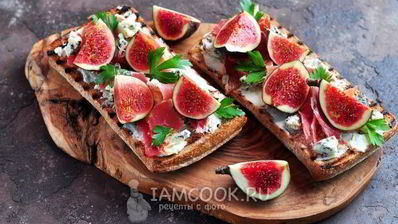 гренки с хамоном, инжиром и двумя видами сыра