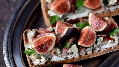 гренки с хамоном, инжиром и двумя видами сыра