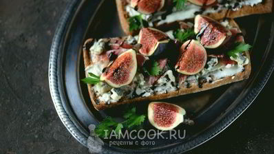 гренки с хамоном, инжиром и двумя видами сыра