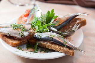 Гренки с килькой