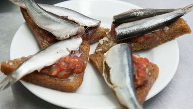 гренки с килькой