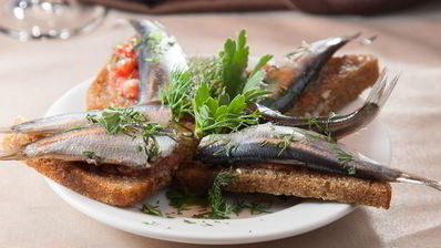 гренки с килькой