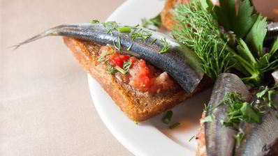 гренки с килькой