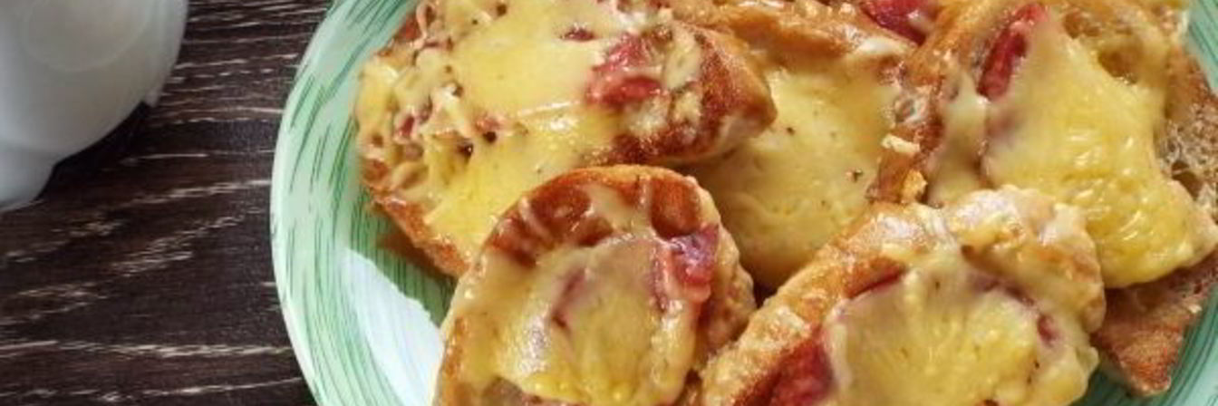Гренки с колбасой и сыром на сковороде