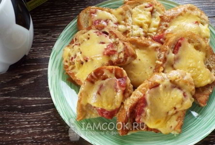 Гренки с колбасой и сыром на сковороде