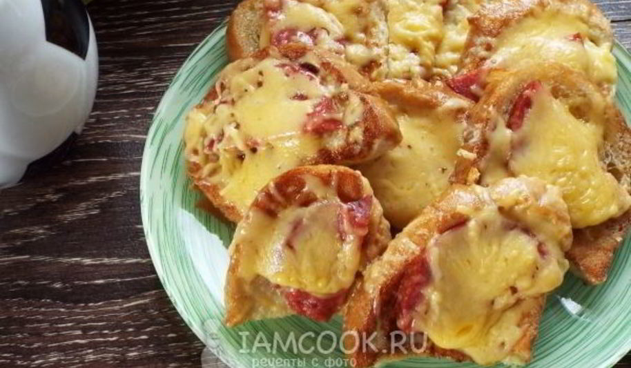 Рецепт гренков с колбасой и сыром на сковороде