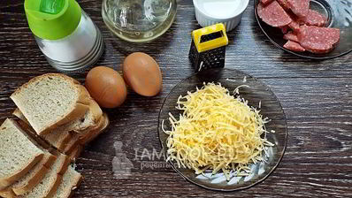 гренки с колбасой и сыром на сковороде