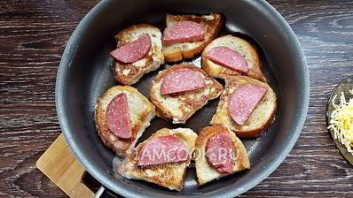 гренки с колбасой и сыром на сковороде