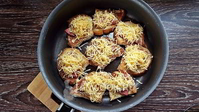 гренки с колбасой и сыром на сковороде