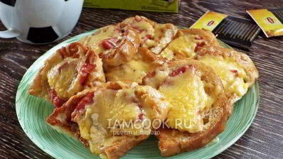 гренки с колбасой и сыром на сковороде