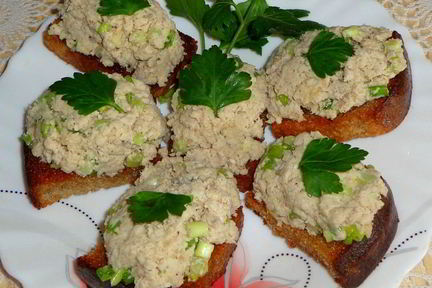 Гренки с курицей и чесноком