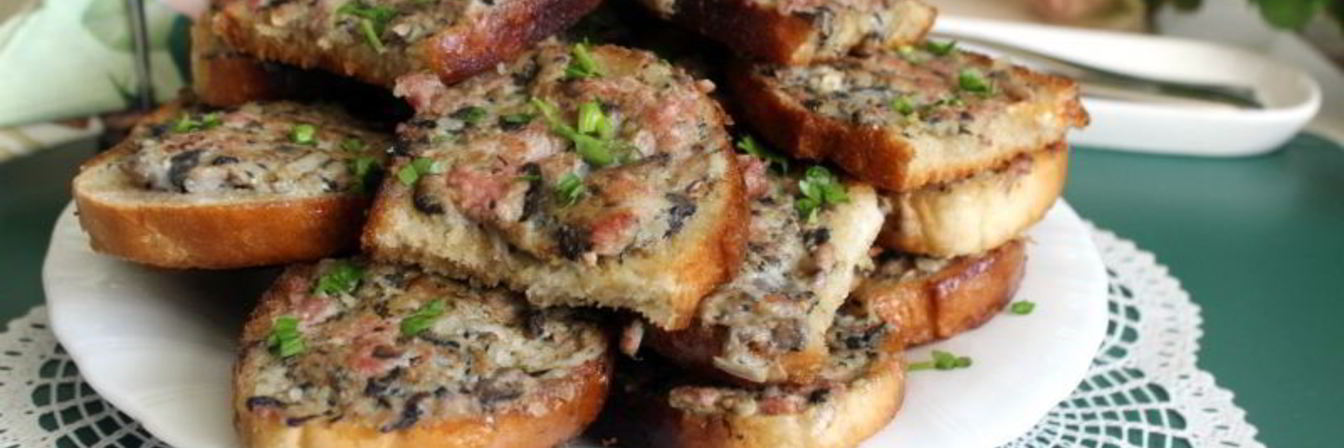 Гренки с мясным фаршем и шампиньонами