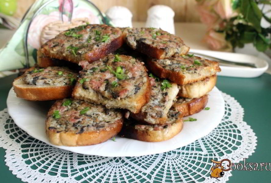 Гренки с мясным фаршем и шампиньонами