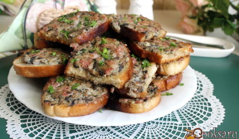 Рецепт гренков с мясным фаршем и шампиньонами