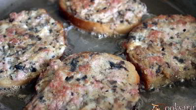 гренки с мясным фаршем и шампиньонами