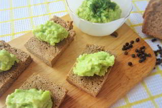 Гренки с паштетом из авокадо