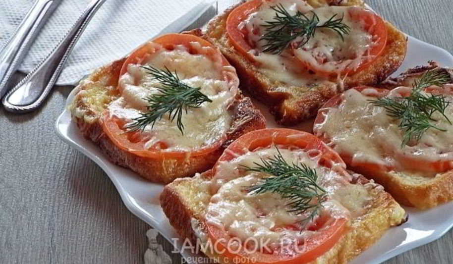 Рецепт гренков с помидорами и сыром