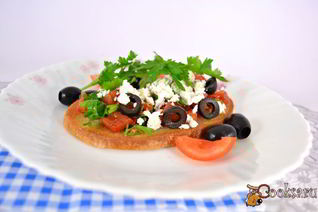 Гренки с помидорами, оливками и фетой