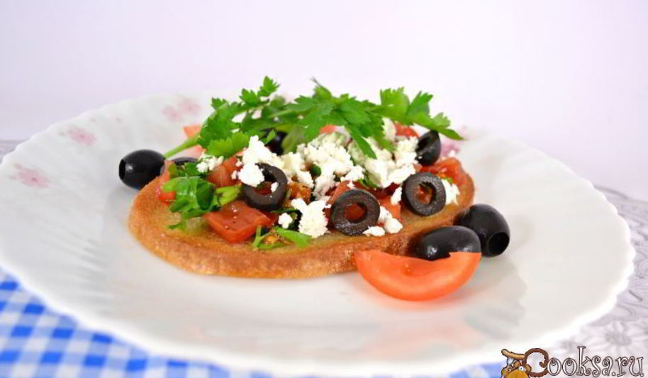 Рецепт гренков с помидорами, оливками и фетой