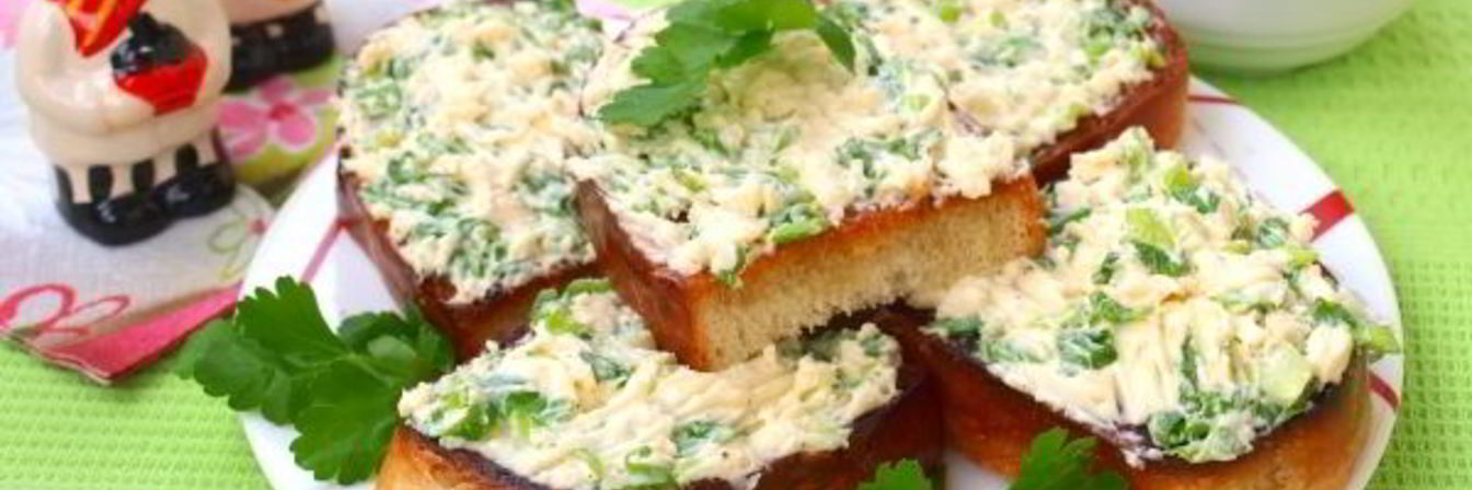 Гренки с сыром и луком на сковороде