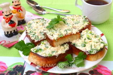 Гренки с сыром и луком на сковороде