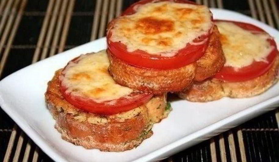 Рецепт гренков с сыром и помидорами к завтраку