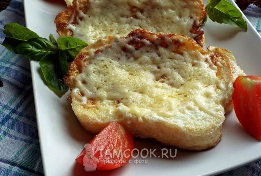 Гренки с сыром и яйцом на сковороде