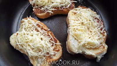 гренки с сыром и яйцом на сковороде